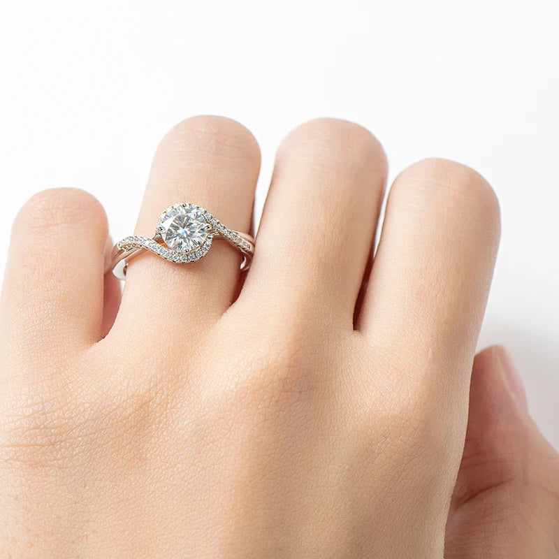 Best Selling Fashion Women Jewelry Classic Design 6.5mm 1ct Moissanite 925 Sterling Silver Ring for Wedding Engagement Gift