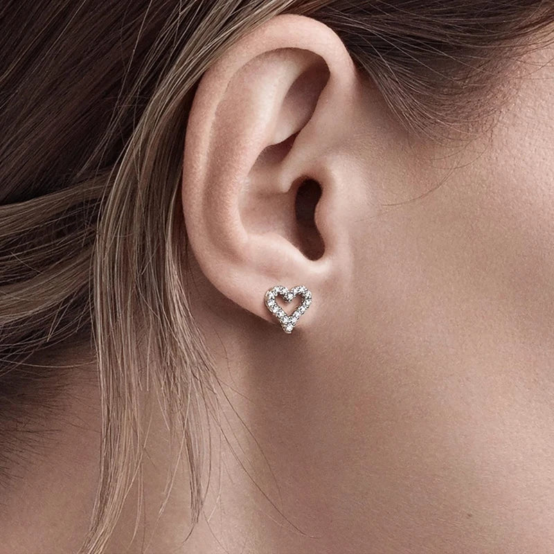 China Factory Original Design GRA Certification 2mm 0.03CT Moissanite 925 Sterling Silver Heart Stud Earrings