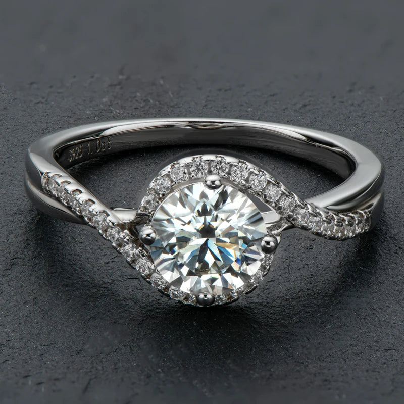 Best Selling Fashion Women Jewelry Classic Design 6.5mm 1ct Moissanite 925 Sterling Silver Ring for Wedding Engagement Gift