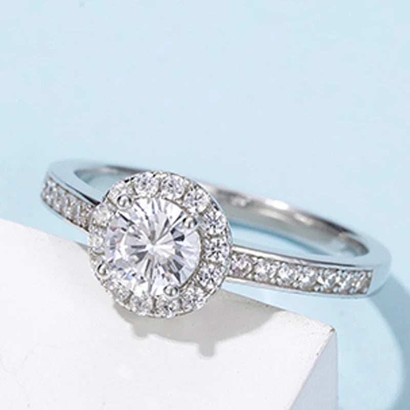 Latest Style New Designed with GRA Certification 5mm 0.5CT Moissanite S925 Sterling Silver Engagement Halo Ring for Women