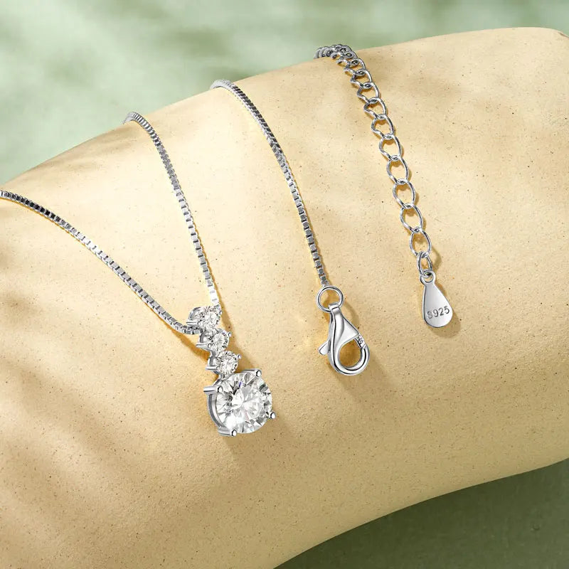 Geometric Wedding Unique Design 925 Silver Round VVS1 D Color 6.5mm 1.0ct 2.5mm Moissanite Pendant Necklace for Women