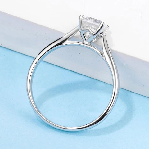 Fashion Ring S925 Sterling Silver 0.5Carat Moissanite Classic Wedding Engagement Ring for Women with GRA